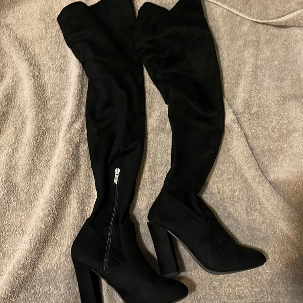 KNEE HIGH BLACK BOOT